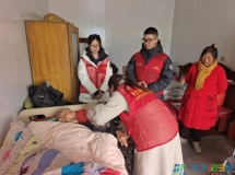 车越花海送温暖 致敬百岁老党员